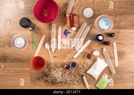 Komponenten, Werkzeuge und Materialien, um Schleim zu machen. Kinder Kreativität und Bildung, Hobby-Konzept. Auf der hölzernen Oberfläche mischen die Zutaten, die Zahnpasta, die Shavin Stockfoto