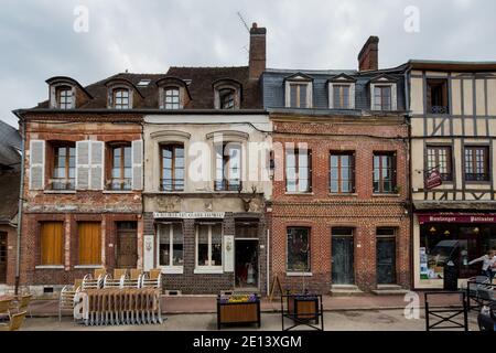 Lyon La Foret Normandie 3. Mai 2013 : Eröffnung von Geschäften in der Altstadt von Lyon La Foret in der Normandie Stockfoto