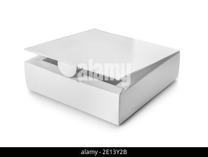Leerer Karton auf weißem Hintergrund Stockfoto