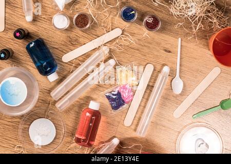 Komponenten, Werkzeuge und Materialien, um Schleim zu machen. Kinder Kreativität und Bildung, Hobby-Konzept. Auf der hölzernen Oberfläche mischen die Zutaten, die Zahnpasta, die Shavin Stockfoto