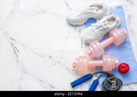 Sportausrüstung auf hellem Hintergrund Stockfoto