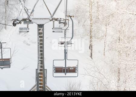 Sessellift in verschneiten Winterlandschaft. Sessellift über Frostwald Stockfoto