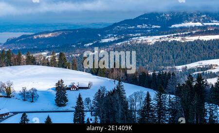 Ferienhaus in den österreichischen Bergen mit Blick auf den Bodensee. Verschneite Landschaft. Ferienhaus in Ammenegg, verschneite Landschaft mit Bodensee Stockfoto