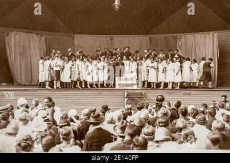 Lettland - UM 1930: Laienchor beim lettischen Liederwettbewerb Stockfoto