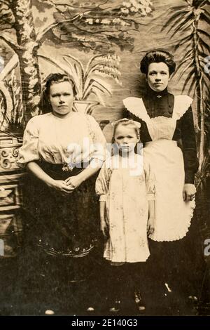 RUSSLAND - UM 1910er: Ganzkörperaufnahme von zwei jungen Frauen und Mädchen im Studio Vintage Carte de Viste Edwardian Ära Foto Stockfoto