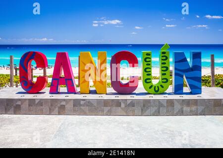 Cancun, Mexiko - 23. April 2019: Dolphin Beach (Playa Delfines). Ortsschild des Resorts. Stockfoto