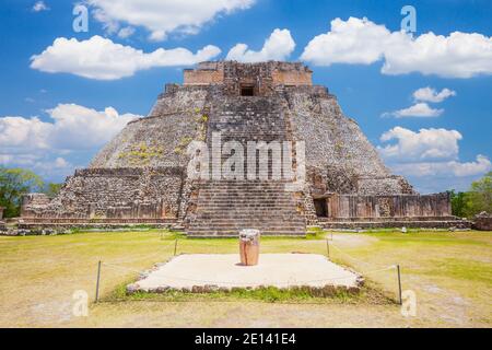 Uxmal, Mexiko. Pyramide des Zauberers in der antiken Maya-Stadt. Stockfoto