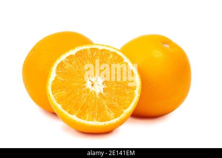 Zwei ganze Orangen und eine halbe Orange isoliert auf weißem Hintergrund, Nahaufnahme Makro. Stockfoto