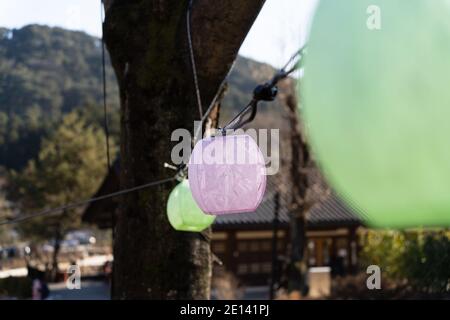 Laternen aus dicken hanji hängen von elektrischen Drähten. Stockfoto