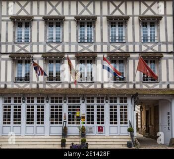 Lyon La Foret Normandie 3. Mai 2013 : schönes Hotel mit Holzbalken in der Normandie Stockfoto