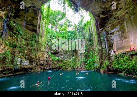 Chichen Itza, Mexiko. Cenote Ik Kil, natürlich gut. Halbinsel Yucatan. Stockfoto