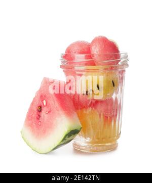 Leckere Wassermelone Kugeln in Glas auf weißem Hintergrund Stockfoto