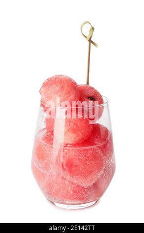 Leckere Wassermelone Kugeln in Glas auf weißem Hintergrund Stockfoto