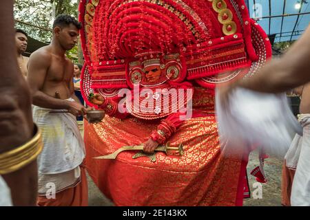 Theyyam Künstler auftreten während Tempelfest in Kannur, Kerala, Indien. Stockfoto