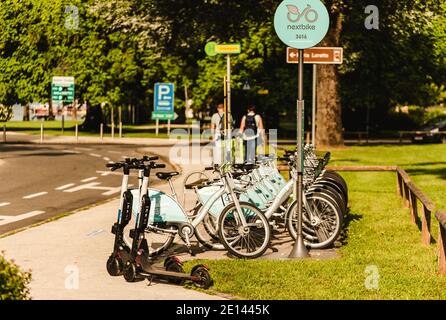 Station von Elektrofahrrädern und Motorroller zu vermieten, Umwelt freundliche Städte in Österreich. Stockfoto