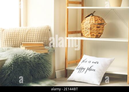 Alte Bücher mit karierten Kissen und Kissen auf der Fensterbank Innenraum des Zimmers Stockfoto