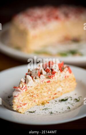 Stück Snack Kuchen mit Krabbenstäbchen in einem gefüllt Platte auf einem Holztisch Stockfoto