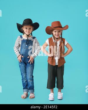 Portrait von stilvollen kleinen Mädchen auf farbigem Hintergrund Stockfoto