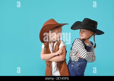 Portrait von stilvollen kleinen Mädchen auf farbigem Hintergrund Stockfoto