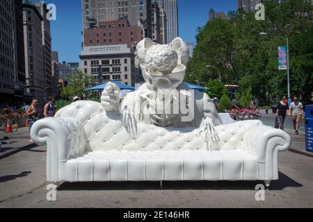 10 Fuß hohe Statue von Sigmund Freud, die in der 23rd Street in Manhattan im Flatiron-Viertel zerlegt wurde. Stockfoto