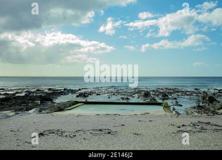 Sea Point, Kapstadt, Südafrika - 10/09/20 Wolken verstecken die Sonne. Aufnahme eines freien, unbesetzten Gezeitenpools. Stockfoto