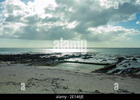 Sea Point, Kapstadt, Südafrika - 10/09/20 Wolken verstecken die Sonne. Aufnahme eines freien, unbesetzten Gezeitenpools. Stockfoto