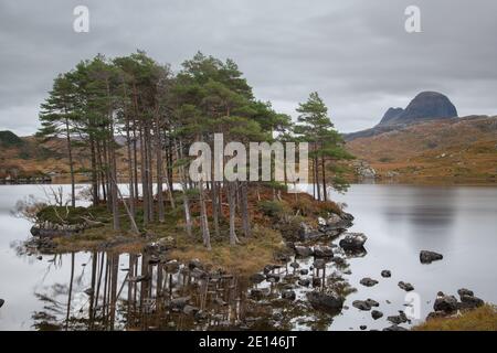 Suilven vom Loch Druim Suardalain Stockfoto