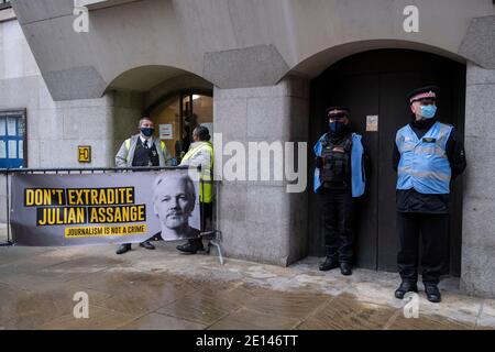 Die Anhänger des Wikileaks-Aktivisten Julian Assange feiern die Entscheidung des Gerichts, seine Auslieferung an die USA nicht zu gewähren, nachdem am 4. Januar 2021 im Old Bailey in London, England, eine längere Gerichtsverhandlung stattfand. Stockfoto