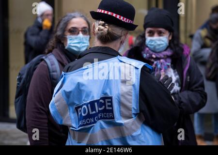 Die Anhänger des Wikileaks-Aktivisten Julian Assange feiern die Entscheidung des Gerichts, seine Auslieferung an die USA nicht zu gewähren, nachdem am 4. Januar 2021 im Old Bailey in London, England, eine längere Gerichtsverhandlung stattfand. Stockfoto