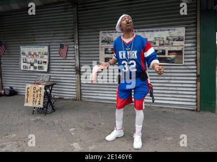 Straßenprediger Pfarrer Richard gekleidet in einer Julius Erving NY Nets Jersey Predigt in Downtown Yonkers, Westchester, New York Stockfoto