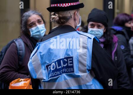 Die Anhänger des Wikileaks-Aktivisten Julian Assange feiern die Entscheidung des Gerichts, seine Auslieferung an die USA nicht zu gewähren, nachdem am 4. Januar 2021 im Old Bailey in London, England, eine längere Gerichtsverhandlung stattfand. Stockfoto