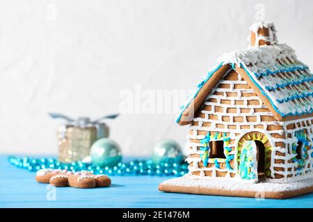 Lebkuchenhaus mit Weihnachtsdekor auf Tisch Stockfoto