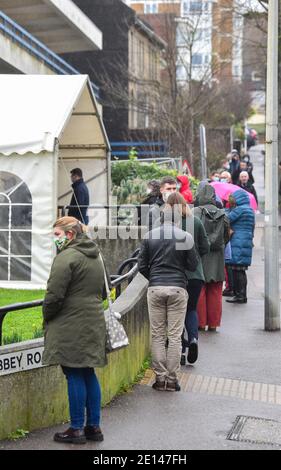 Brighton UK 4. Januar 2021 - NHS-Mitarbeiter und wichtige Mitarbeiter stehen Schlange, um ihre Pfizer und BioNTech COVID-19 Impfungen in Brighton & Sussex University Hospitals NHS Trust in Abbey Road Brighton zu erhalten. : Credit Simon Dack / Alamy Live News Stockfoto