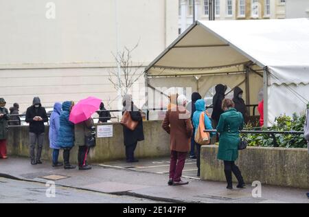 Brighton UK 4. Januar 2021 - NHS-Mitarbeiter und wichtige Mitarbeiter stehen Schlange, um ihre Pfizer und BioNTech COVID-19 Impfungen in Brighton & Sussex University Hospitals NHS Trust in Abbey Road Brighton zu erhalten. : Credit Simon Dack / Alamy Live News Stockfoto