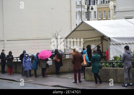 Brighton UK 4. Januar 2021 - NHS-Mitarbeiter und wichtige Mitarbeiter stehen Schlange, um ihre Pfizer und BioNTech COVID-19 Impfungen in Brighton & Sussex University Hospitals NHS Trust in Abbey Road Brighton zu erhalten. : Credit Simon Dack / Alamy Live News Stockfoto