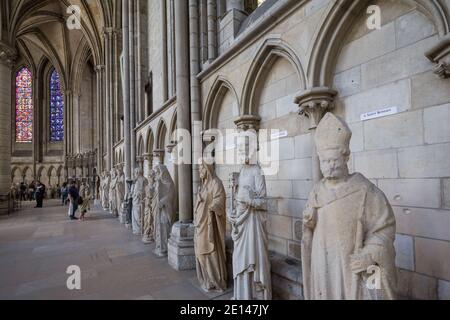 Rouen, Normandie, 4. Mai 2013 - Sammlung von Heiligen in der Kathedrale Notre Dame de Rouen Stockfoto