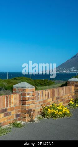 Kapstadt, Südafrika - 10/10/20 bewundern Sie die Landschaft von Glencairne. Strahlend mit Farbe, üppigem Grün, blauem Himmel und hohen Bergen. Stockfoto