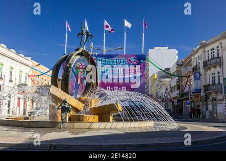 Loule City Centre Kreisverkehr Mit Der Jährlichen Karneval Werbung Billboard Loule Algarve Portugal Stockfoto