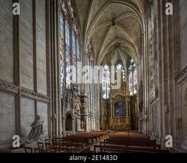Rouen, Normandie, 4. Mai 2013 - ein Kreuzgang in der Kathedrale Notre Dame de Rouen mit atemberaubenden Glasmalereien Stockfoto