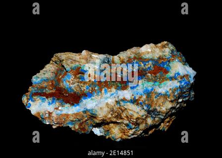 Mineralien mit blauem Azurit und grünem Malachit auf Magnesit und Schwarzer Hintergrund Stockfoto