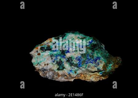 Mineralien Azurit mit Malachit und Pyrit auf schwarzem Hintergrund Stockfoto