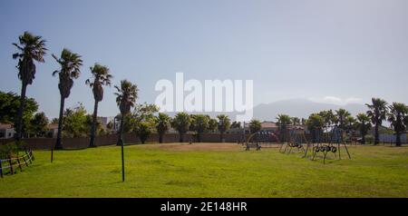 Elfindale- Kapstadt, Südafrika - 23/10/2020 Elfindale Park. Am späten Nachmittag eingenommen. Schaukeln, Rutsche und Affenstangen im Rahmen. Stockfoto