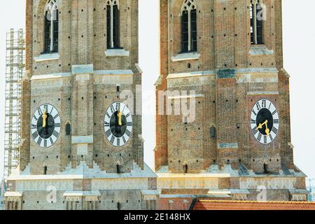 Zwei Türme Spitze der gotischen Kirche. Frauenkirche in München Deutschland . Turmuhr Stockfoto