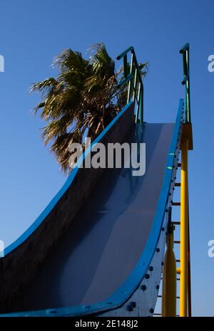 Elfindale- Kapstadt, Südafrika - 23/10/2020 Blaue und gelbe Rutsche im Elfindale Park. Stockfoto