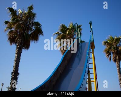 Elfindale- Kapstadt, Südafrika - 23/10/2020 Blaue und gelbe Rutsche im Elfindale Park. Stockfoto