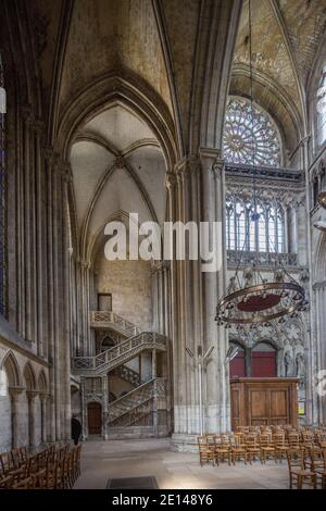 Rouen, Normandie, 4. Mai 2013 - Treppe in der Kathedrale von Rouen, Normandie Stockfoto