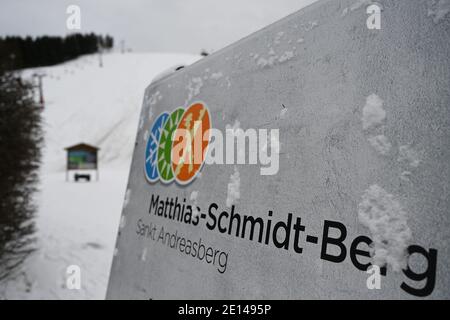 St. Andreasberg, Deutschland. Januar 2021. Ungenutzt ist die Skipiste am Matthias-Schmidt-Berg im Harz. Quelle: Swen Pförtner/dpa/Alamy Live News Stockfoto