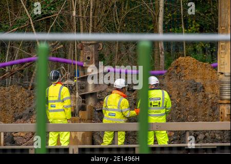 Langley, Slough, Berkshire, Großbritannien. November 2020. Die Modernisierung der M4 Smart Motorway wird in der Nähe der Anschlussstelle M4 nach Langley, Slough in Berkshire fortgesetzt. Derzeit gibt es Geschwindigkeitsbeschränkungen für die M4 von 50 mph, während die M4 zu einer digitalen Autobahn mit variablen Geschwindigkeitsbegrenzungen aufgerüstet wird. In Großbritannien wurden in den letzten fünf Jahren 35 Menschen auf Smart Motorways getötet, und viele Bewohner von Berkshire werden die M4 nicht mehr benutzen, sobald die Smart Motorway aus Sicherheitsgründen in Betrieb genommen wird, da die harte Schulter entfernt und durch zeitweise auftretende Notfallbereiche ersetzt wird. Die alte footbri Stockfoto