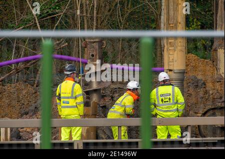 Langley, Slough, Berkshire, Großbritannien. November 2020. Die Modernisierung der M4 Smart Motorway wird in der Nähe der Anschlussstelle M4 nach Langley, Slough in Berkshire fortgesetzt. Derzeit gibt es Geschwindigkeitsbeschränkungen für die M4 von 50 mph, während die M4 zu einer digitalen Autobahn mit variablen Geschwindigkeitsbegrenzungen aufgerüstet wird. In Großbritannien wurden in den letzten fünf Jahren 35 Menschen auf Smart Motorways getötet, und viele Bewohner von Berkshire werden die M4 nicht mehr benutzen, sobald die Smart Motorway aus Sicherheitsgründen in Betrieb genommen wird, da die harte Schulter entfernt und durch zeitweise auftretende Notfallbereiche ersetzt wird. Die alte footbri Stockfoto