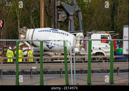 Langley, Slough, Berkshire, Großbritannien. November 2020. Die Modernisierung der M4 Smart Motorway wird in der Nähe der Anschlussstelle M4 nach Langley, Slough in Berkshire fortgesetzt. Derzeit gibt es Geschwindigkeitsbeschränkungen für die M4 von 50 mph, während die M4 zu einer digitalen Autobahn mit variablen Geschwindigkeitsbegrenzungen aufgerüstet wird. In Großbritannien wurden in den letzten fünf Jahren 35 Menschen auf Smart Motorways getötet, und viele Bewohner von Berkshire werden die M4 nicht mehr benutzen, sobald die Smart Motorway aus Sicherheitsgründen in Betrieb genommen wird, da die harte Schulter entfernt und durch zeitweise auftretende Notfallbereiche ersetzt wird. Die alte footbri Stockfoto